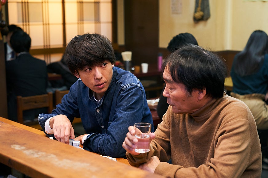 高橋一生、きたろう（C）2019「ロマンスドール」製作委員会