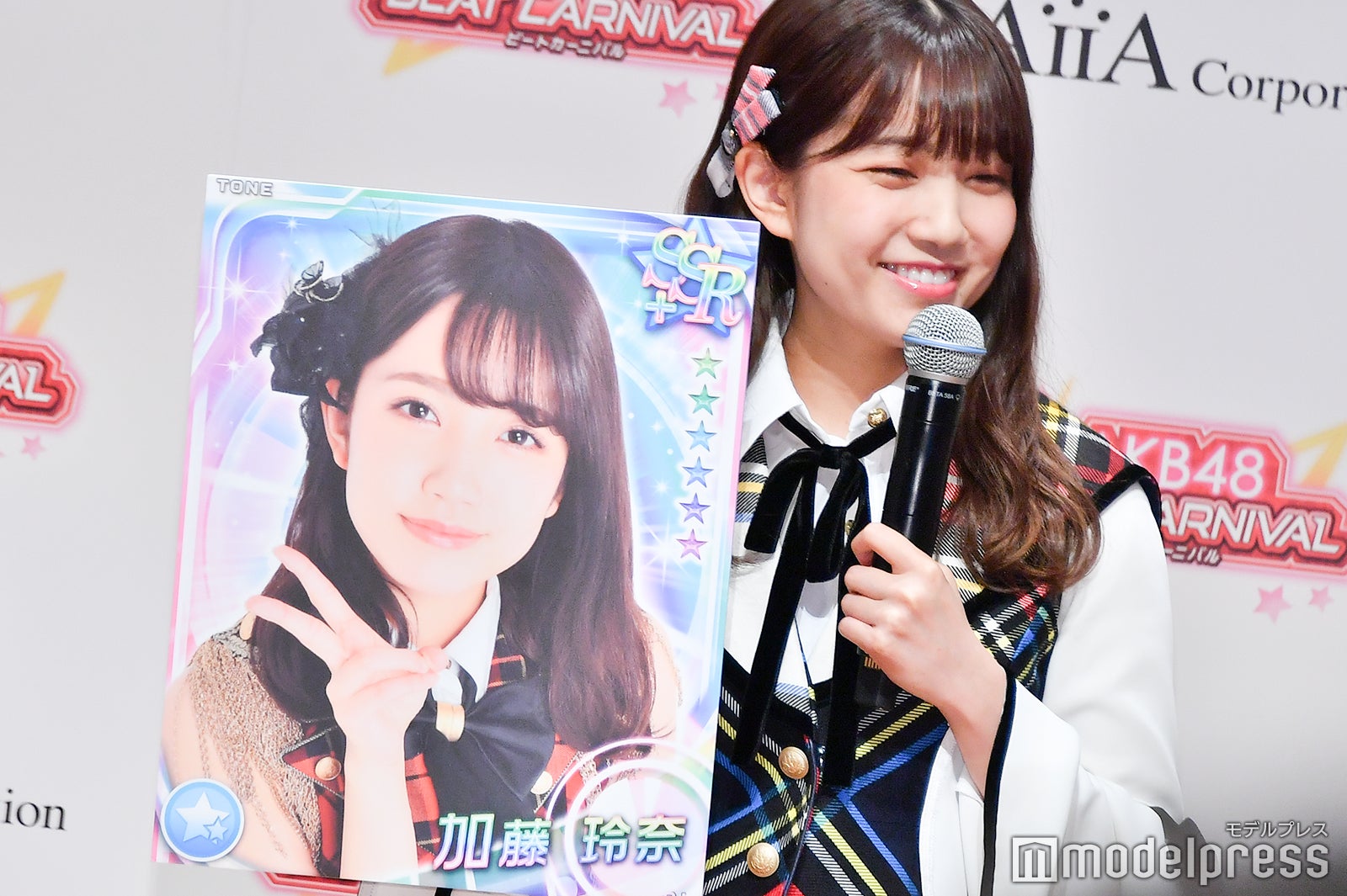 加藤玲奈と特大パネル （C）モデルプレス