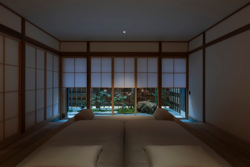 雪見障子から坪庭を見る （Photo Tomohiro Sakashita）