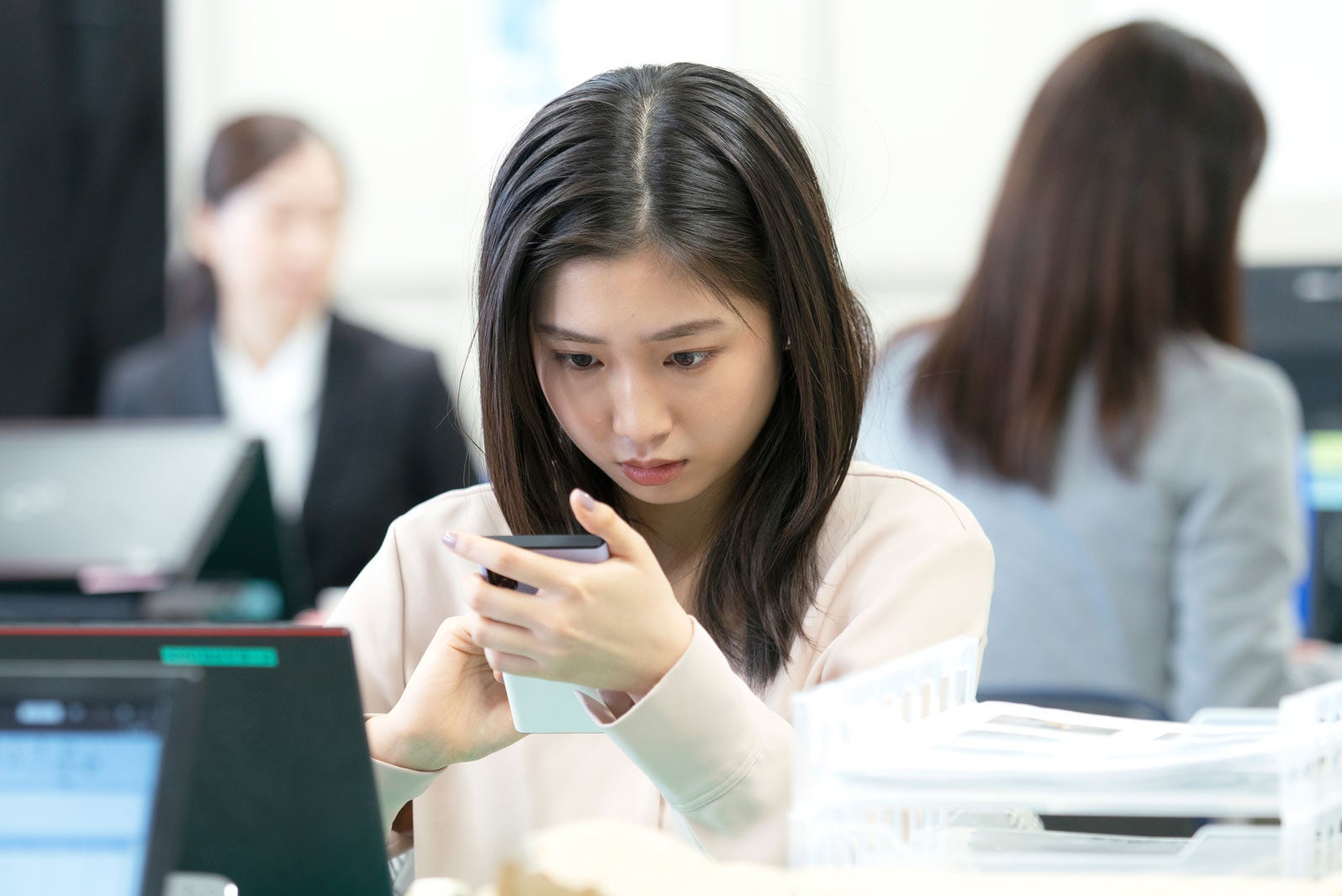 小野莉奈（C）2022 山本中学・少年画報社／「左様なら今晩は」製作委員会