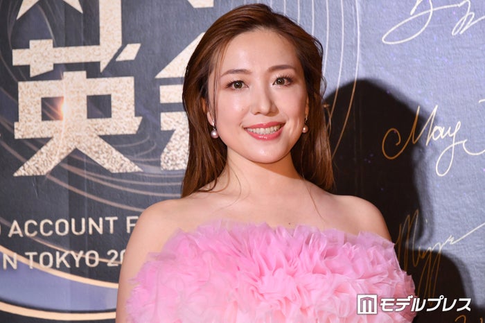 平原綾香、スラリ美脚のぞくスリットスカート姿で“駆け出しポーズ”「脚めちゃくちゃ綺麗」「スタイル抜群」と反響