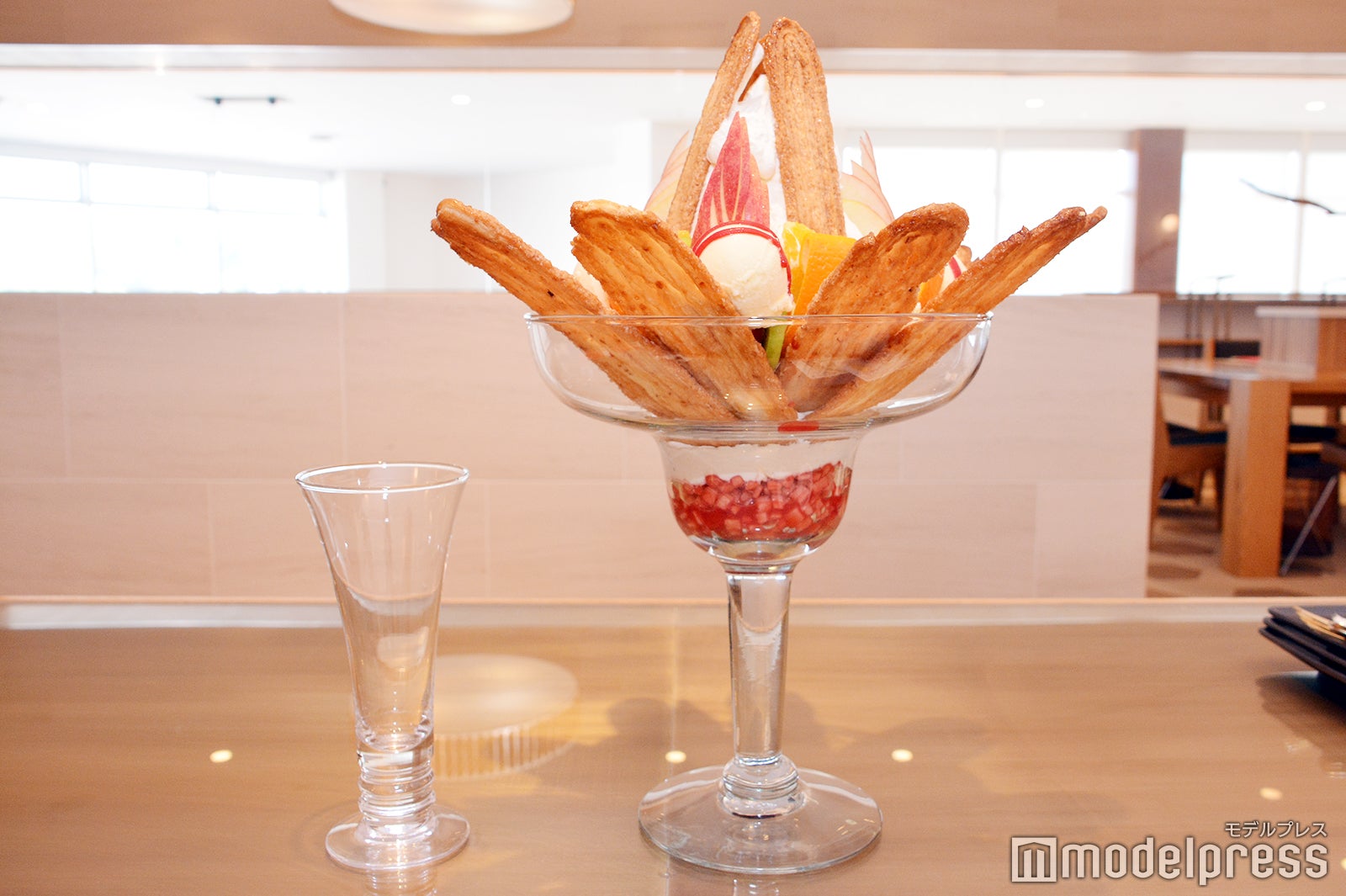 通常のパフェグラスと比較すると大きさの違いは一目瞭然ー（C）モデルプレス