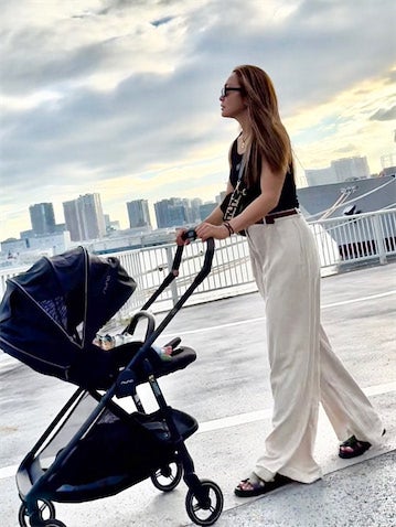 フィットネストレーナー・AYA、生後1カ月半の長男と散歩「産後間もないとは思えぬスタイル」