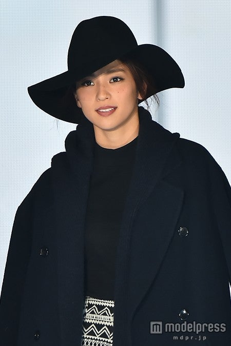 中村アン、ショーパンで美脚チラ見せ　クールなモノトーンコーデで魅了＜GirlsAward 2015 A／W＞