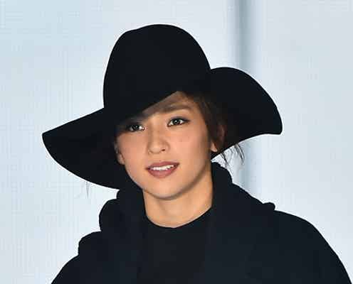 中村アン、ショーパンで美脚チラ見せ クールなモノトーンコーデで魅了<GirlsAward 2015 A/W>