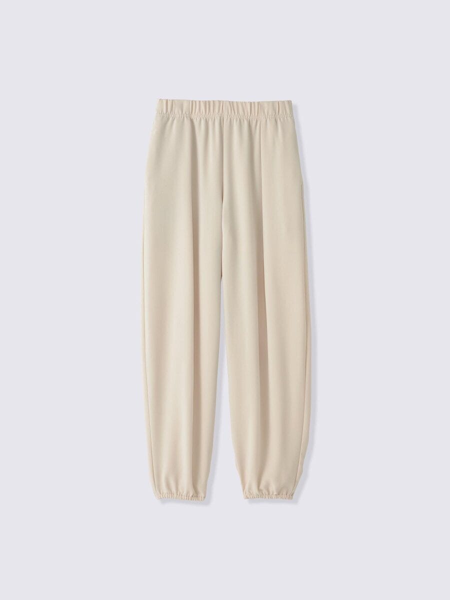 ベージュのバルーンシルエットパンツ。ウエストゴムで裾絞り。 ベージュのバルーンシルエットパンツ。ウエストゴムで裾絞り。