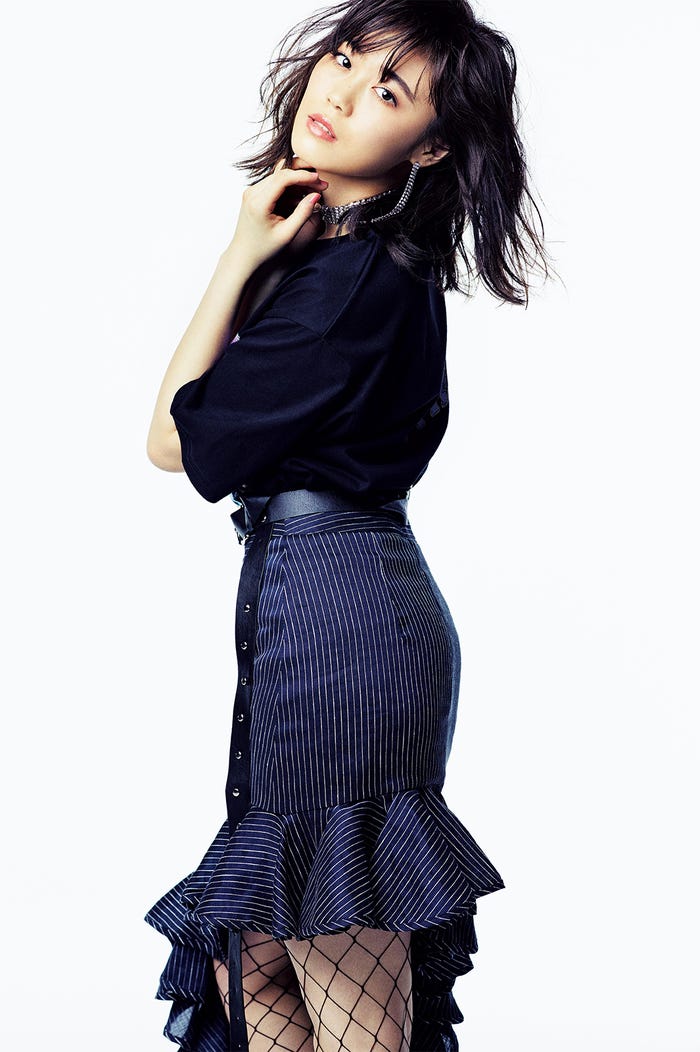 鷲尾伶菜/「月刊EXILE」8月号より(画像提供:LDH)