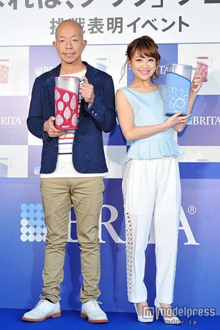 (左から)小峠英二、鈴木奈々