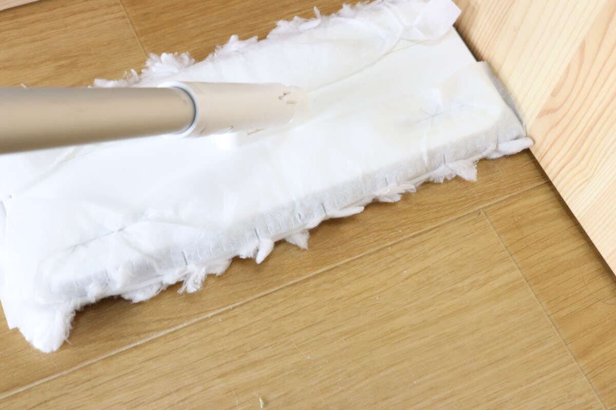 ダイソー ふわふわフローリング用シート ダイソーのふわふわフローリング用シートは壁際や隅のゴミを取り除きやすい