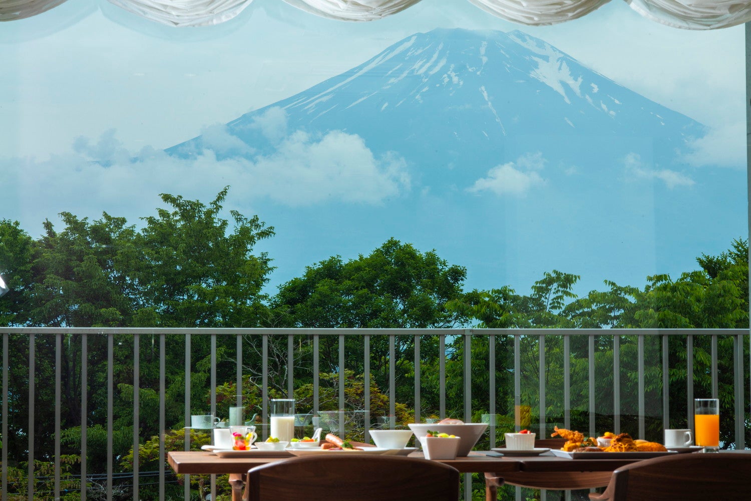 山梨に愛犬同伴型ホテル「レジーナリゾート山中湖」天然温泉＆本格イタリアンを完備