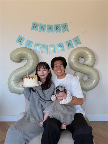 サッカー上田綺世が28歳に、モデル妻&0歳娘と誕生日パーティー「素敵な家族で羨ましい」