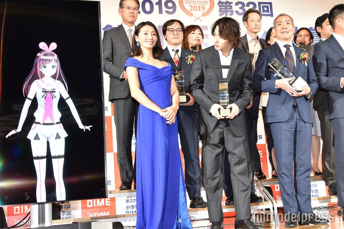 キズナアイの声がどこから聞こえるのか不思議そうに探す横浜流星(C)モデルプレス