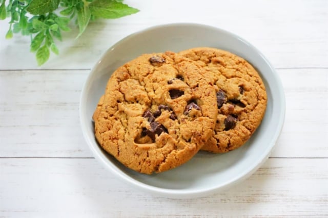 お皿に2枚重ねられたバラティークッキーのダークチョコチップクッキー