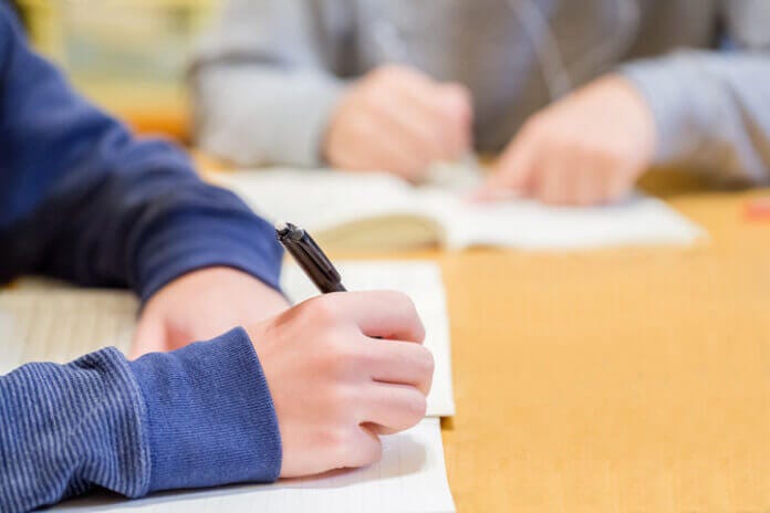 相手は仕事を辞めなければならない可能性が高い