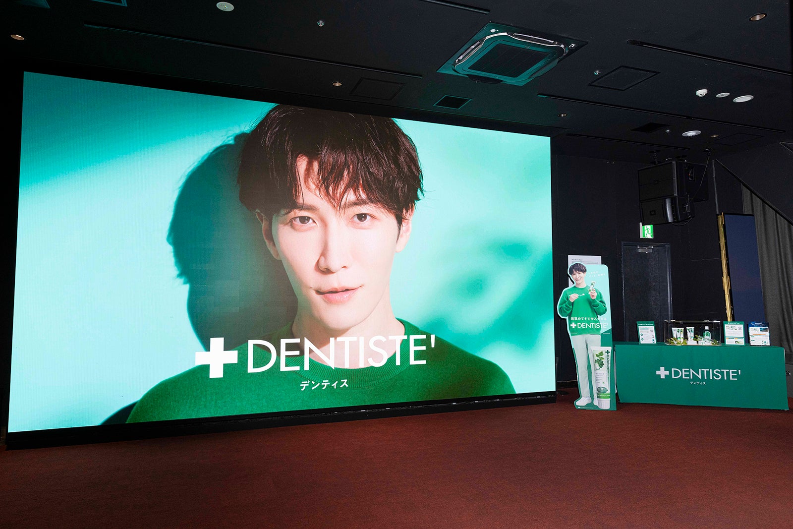 「デンティス」東京タワーコラボ 渡辺翔太等身大パネル＆巨大ビジョン（提供写真）