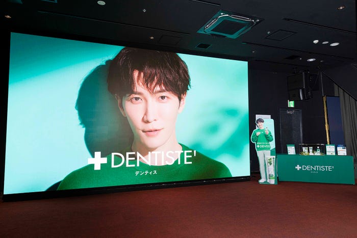 「デンティス」東京タワーコラボ 渡辺翔太等身大パネル&巨大ビジョン(提供写真)
