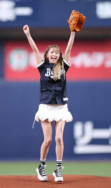 ママになった人気歌手 始球式のマウンドで「すべてが可愛すぎる」喜び爆発の裏でさりげないしぐさも 見事なノーバウンド投球「さすがの運動神経」