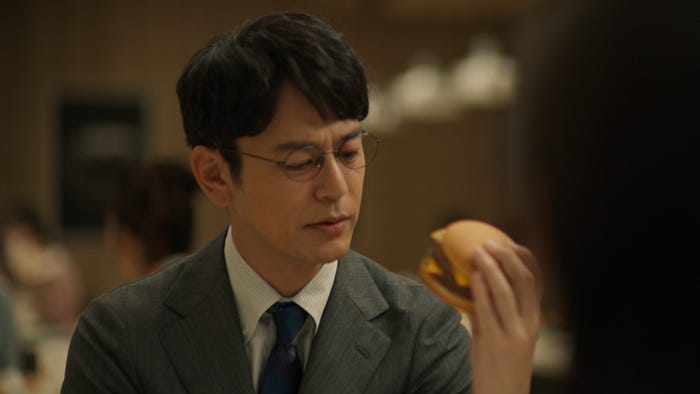 妻夫木聡「夜マック『夜のマックは…倍バーガー』篇(30秒)」より(提供写真)