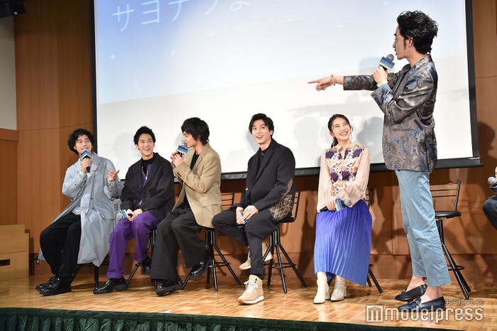 上杉柊平が青学中退だったことをバラす清原翔(左から)清原翔、葉山奨之、北村匠海、新田真剣佑、久保田紗友、上杉柊平(C)モデルプレス