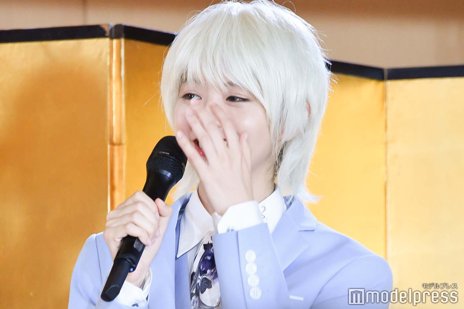 宮世琉弥から“推しホスト”に選ばれ照れる鈴木ゆうか（C）モデルプレス