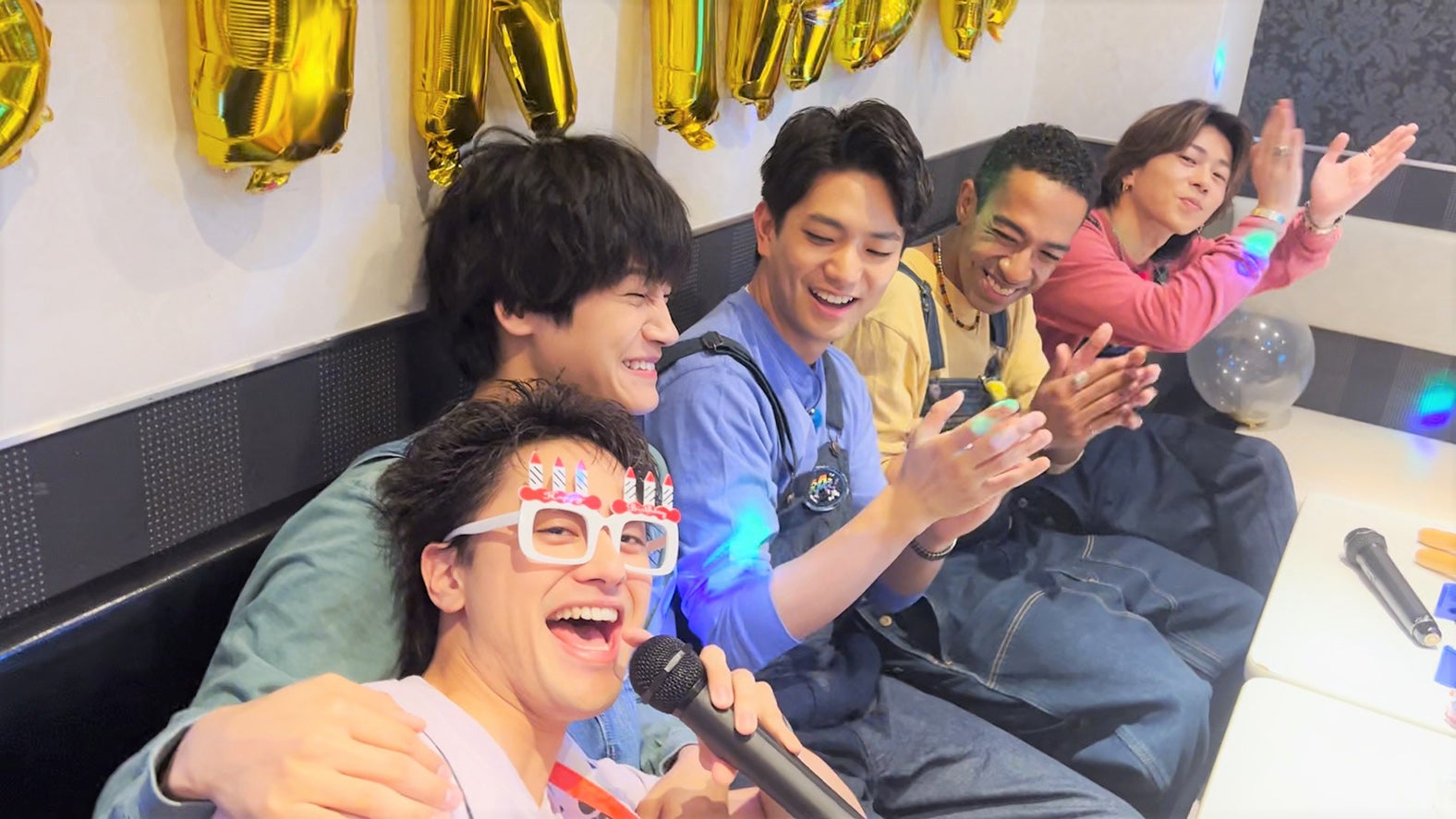 Aぇ! group、番組1周年記念しカラオケで熱唱・末澤誠也に誕生日サプライズ 5人での“石垣島旅”も【あっちこっちAぇ!】