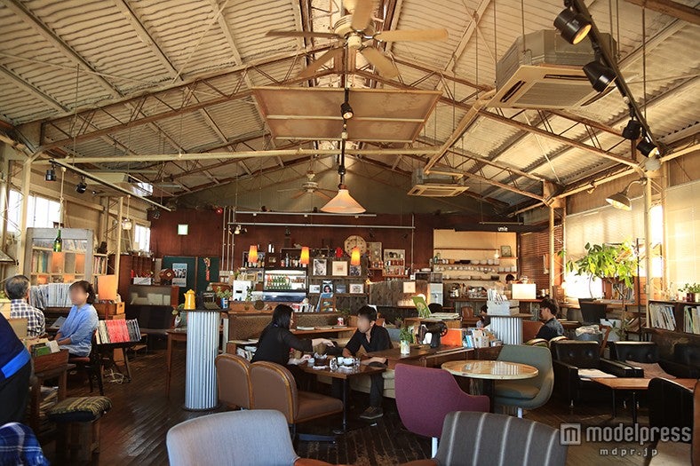 倉庫だった頃の面影を残す「umie」