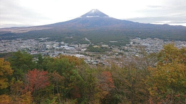 河口湖・富士山パノラマロープウェイ／天上山展望台から望む紅葉・黄葉と富士山（2020年11月1日撮影）