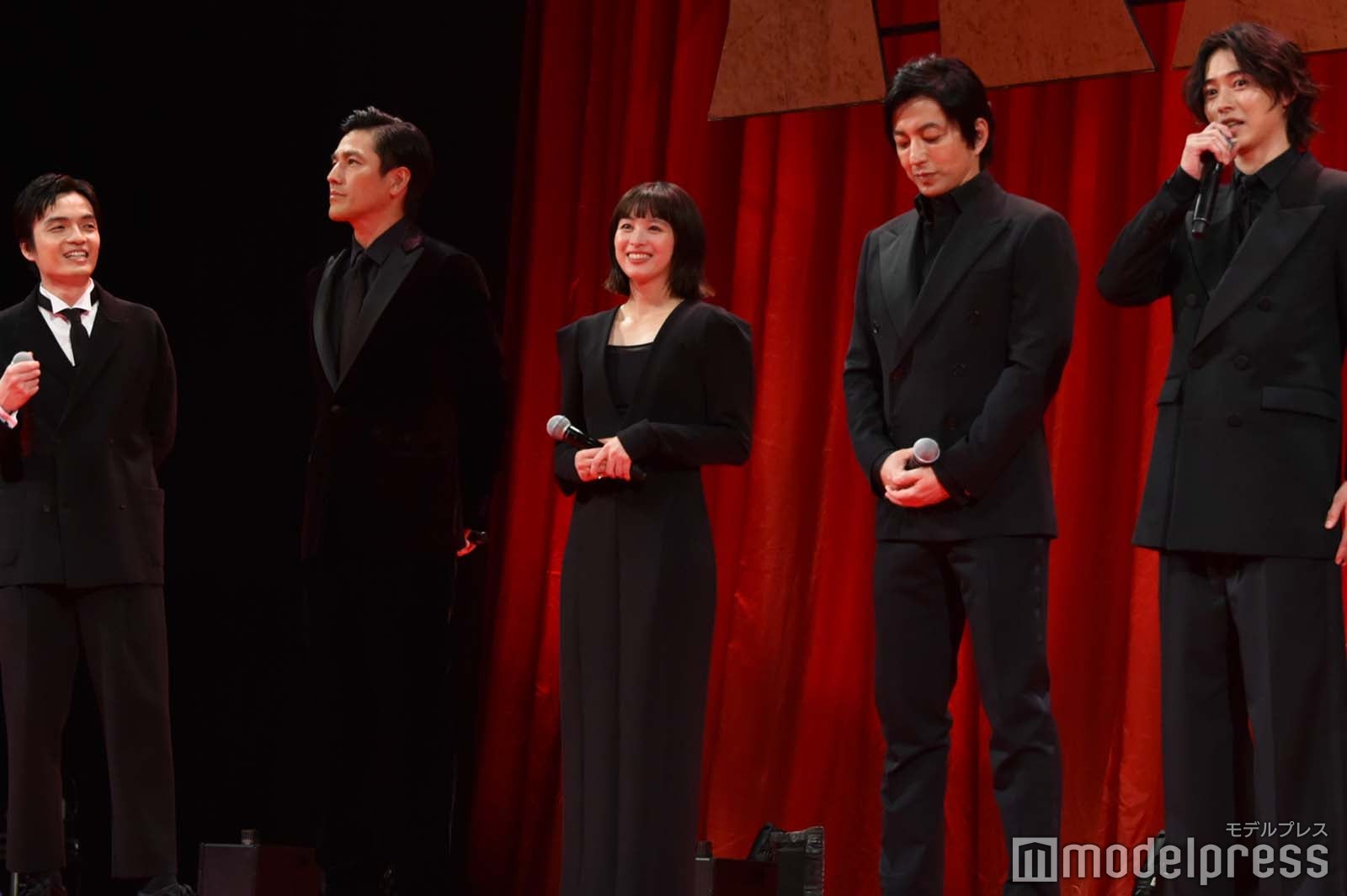 “尾兄弟”三浦貴大＆岡山天音に愛を伝える山崎賢人、それに笑う清野菜名ら（C）モデルプレス