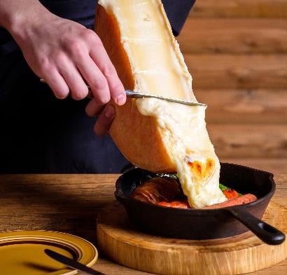 滝のように流れるラクレットチーズ／画像提供：株式会社Globridge