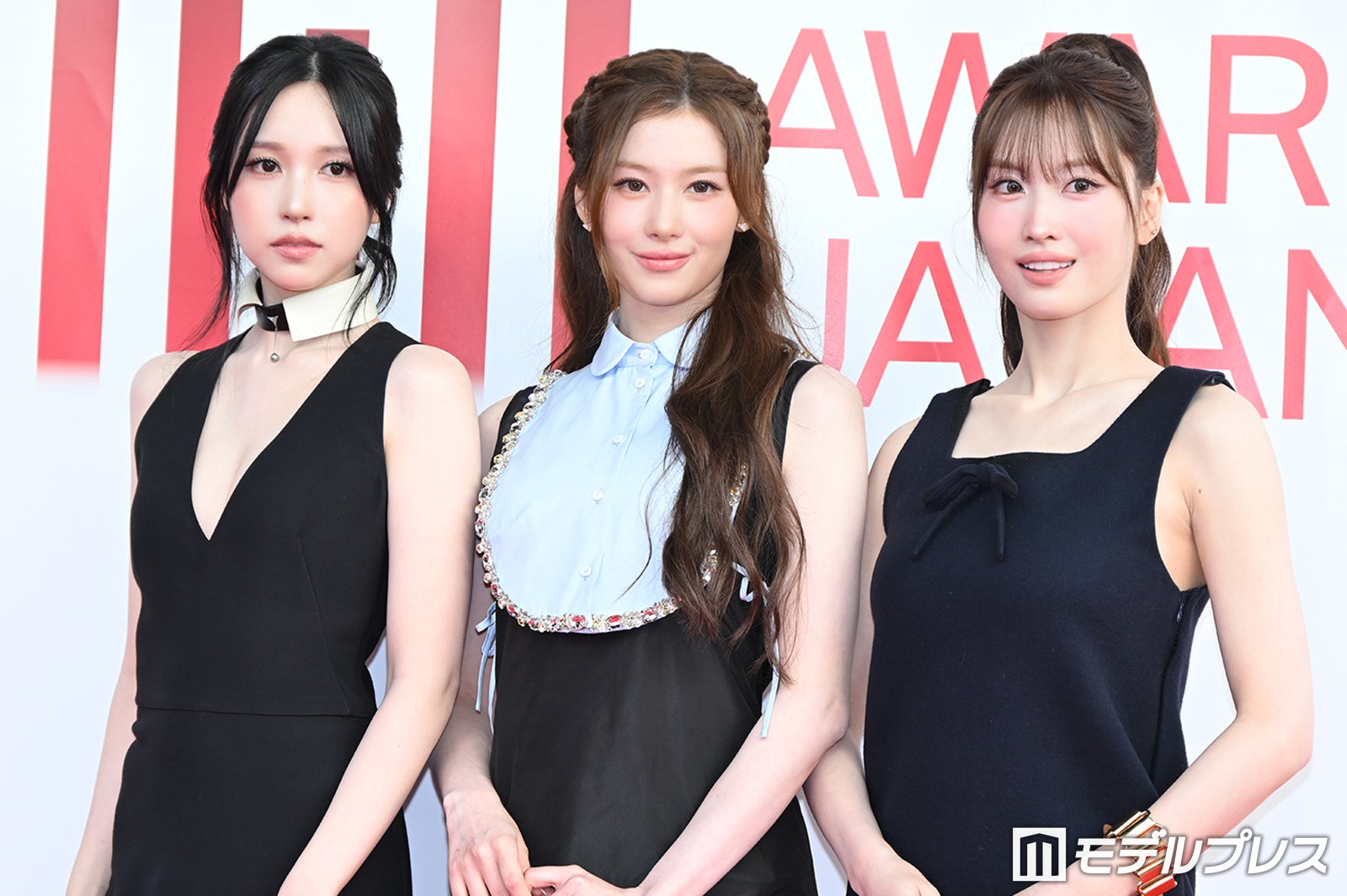 【MAJ2026】MISAMO、レッドカーペットに登場 ミニ丈＆胸元ざっくりドレスで抜群スタイル
