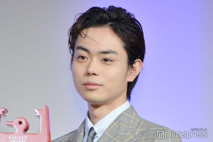 菅田将暉(オールバック)/「第56回ギャラクシー賞」贈賞式より:2019年5月撮影 (C)モデルプレス