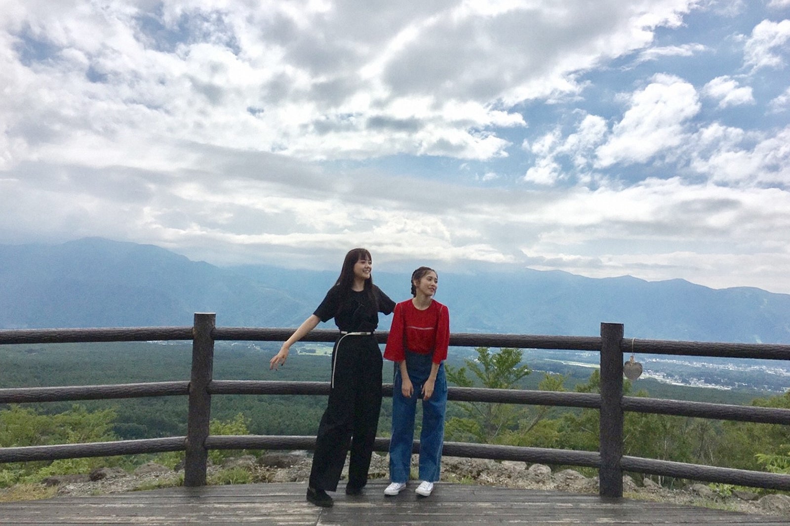 （右から）佐野ひなこ、松井愛莉（C）TBS