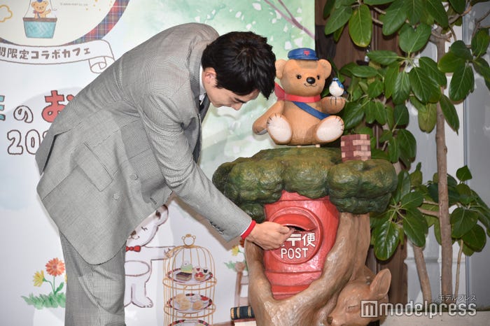祖母への手紙をポストに投函する町田啓太(C)モデルプレス