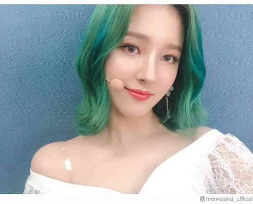 K-POPアイドルの“緑ヘア”似合うメイク&カラコンが気になる…MOMOLANDナンシーから紐解く!