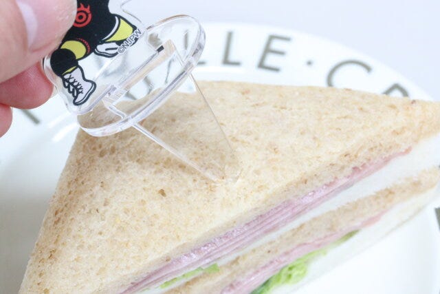ダイソーのフードピック（アクリルスタンド用台座付）をサンドイッチに挿す