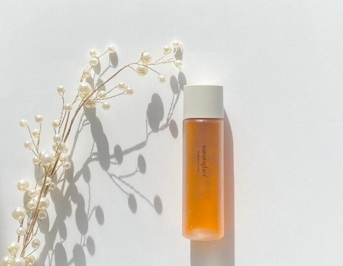 オレンジの植物オイルとイエローのウォーター層の2層式でビジュアルも美しい、オイル+ローションクレンジング