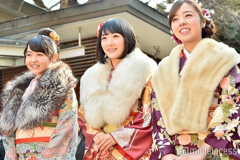 左から：伊藤万理華、生駒里奈、川村真洋（C）モデルプレス