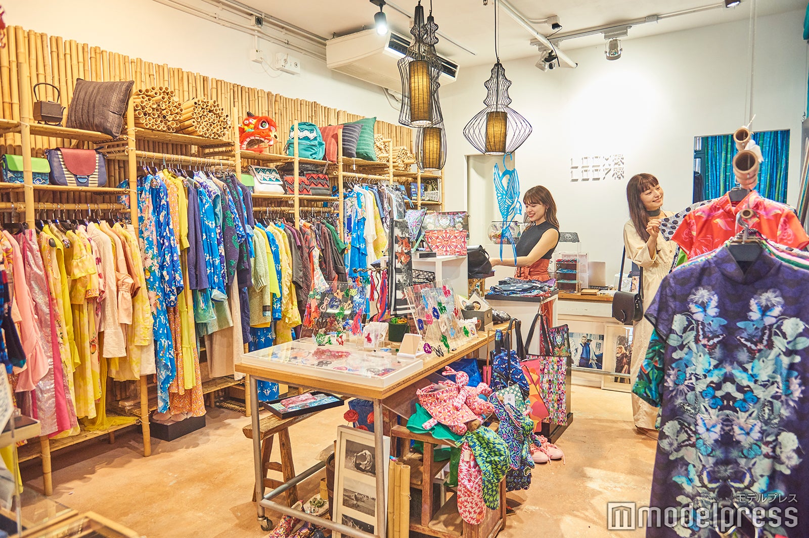 ビビッドな色使いと緻密な絵柄のチャイナウェアがたくさん（C）モデルプレス