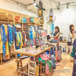 ビビッドな色使いと緻密な絵柄のチャイナウェアがたくさん(C)モデルプレス