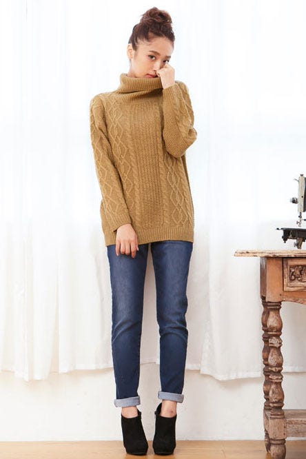 ざっくりとした網目感でオシャレ度UP!タートルネック☆ケーブルニットトップス「神戸レタス」2,990円(税込)/画像提供:神戸レタス