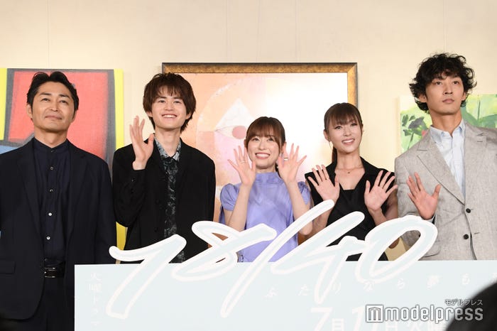 (左から)安田顕、鈴鹿央士、福原遥、深田恭子、上杉柊平(C)モデルプレス