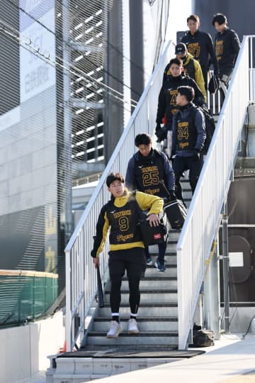 阪神 新人合同自主トレ初日の開門を前にSGLは早朝から列 9時30分の開門に合わせて、続々とファンが入場 指定日に無料開放