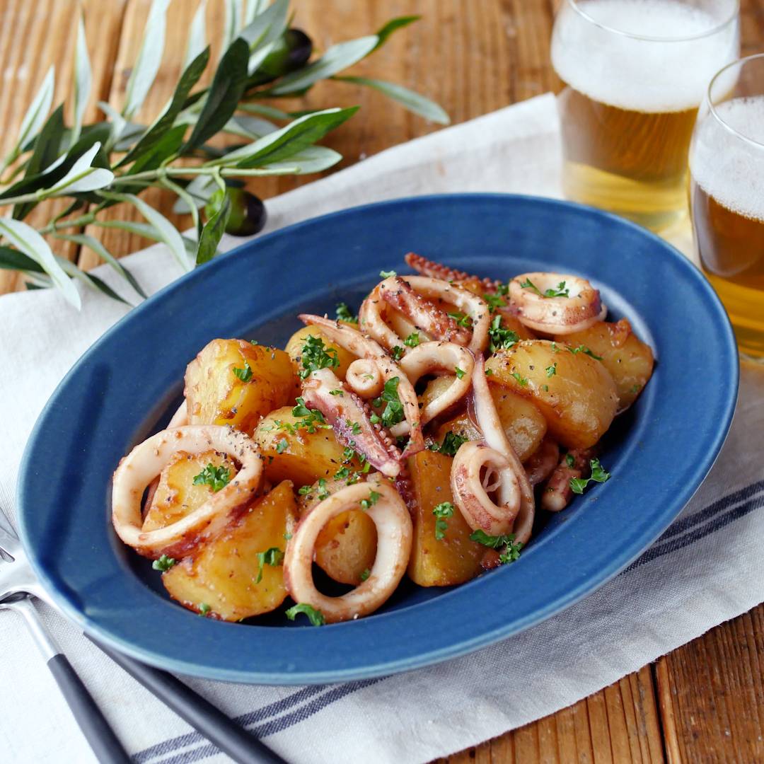 おつまみにも♪いかとじゃがいものガリバタ炒め