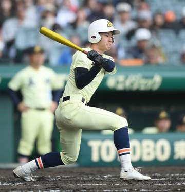 【センバツ】第2試合途中で突然のゲリラ豪雨 スタンドの観客が一斉に避難 グラウンドに水が浮く 五回終了後にスタッフが整備