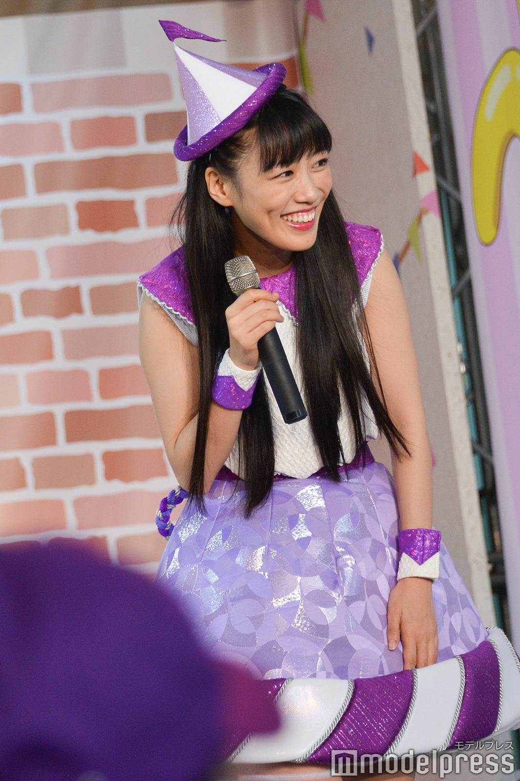 野口さんの詳細なプロフィールに興味津々の高城れに （C）モデルプレス