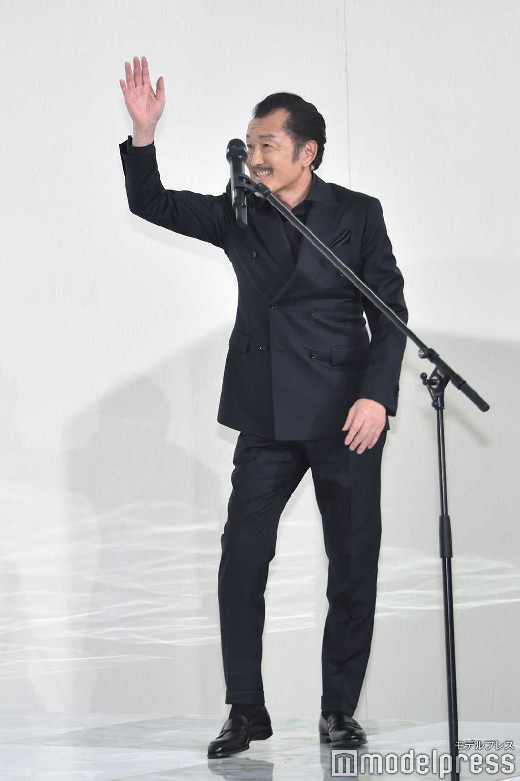 ハイテンションに挨拶する田中圭を再現する吉田鋼太郎（C）モデルプレス