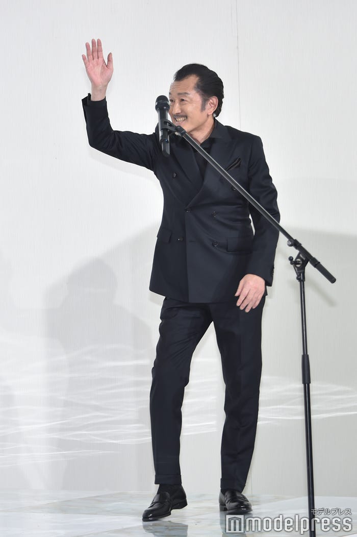 ハイテンションに挨拶する田中圭を再現する吉田鋼太郎(C)モデルプレス