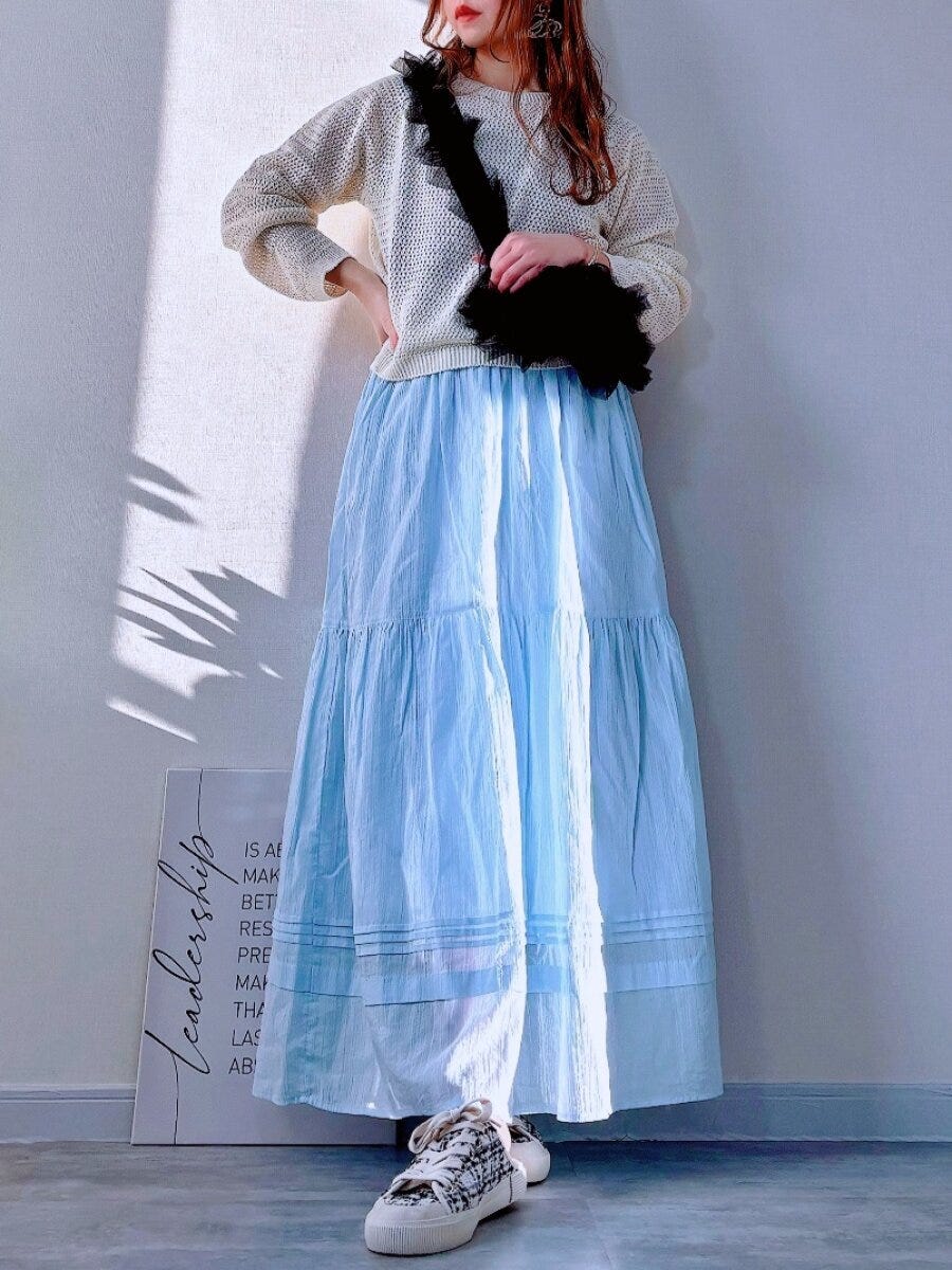 ユニクロの3Dメッシュクルーネックセーターナチュラル×ライトブルーティアードスカートのコーデ全身