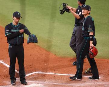 日本ハム、悪夢の八回 ミスの連鎖 奈良間、清宮幸、西川の3失策もからみ8失点 ドラ1大川はホロ苦デビュー1死しか奪えず5失点 チーム失策数両リーグ最多20に
