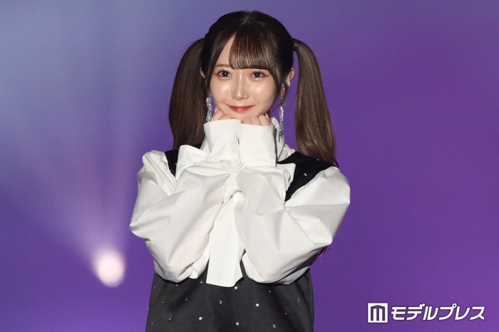 ≠ME谷崎早耶、オフショルニットでデコルテ全開 冬コーデにファン悶絶「彼女感すごい」「破壊力抜群」